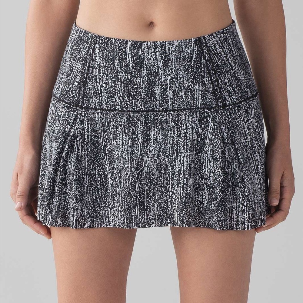 Lululemon Lost In Pace Skirt (Regular) (13")
Air Time White Black size 4